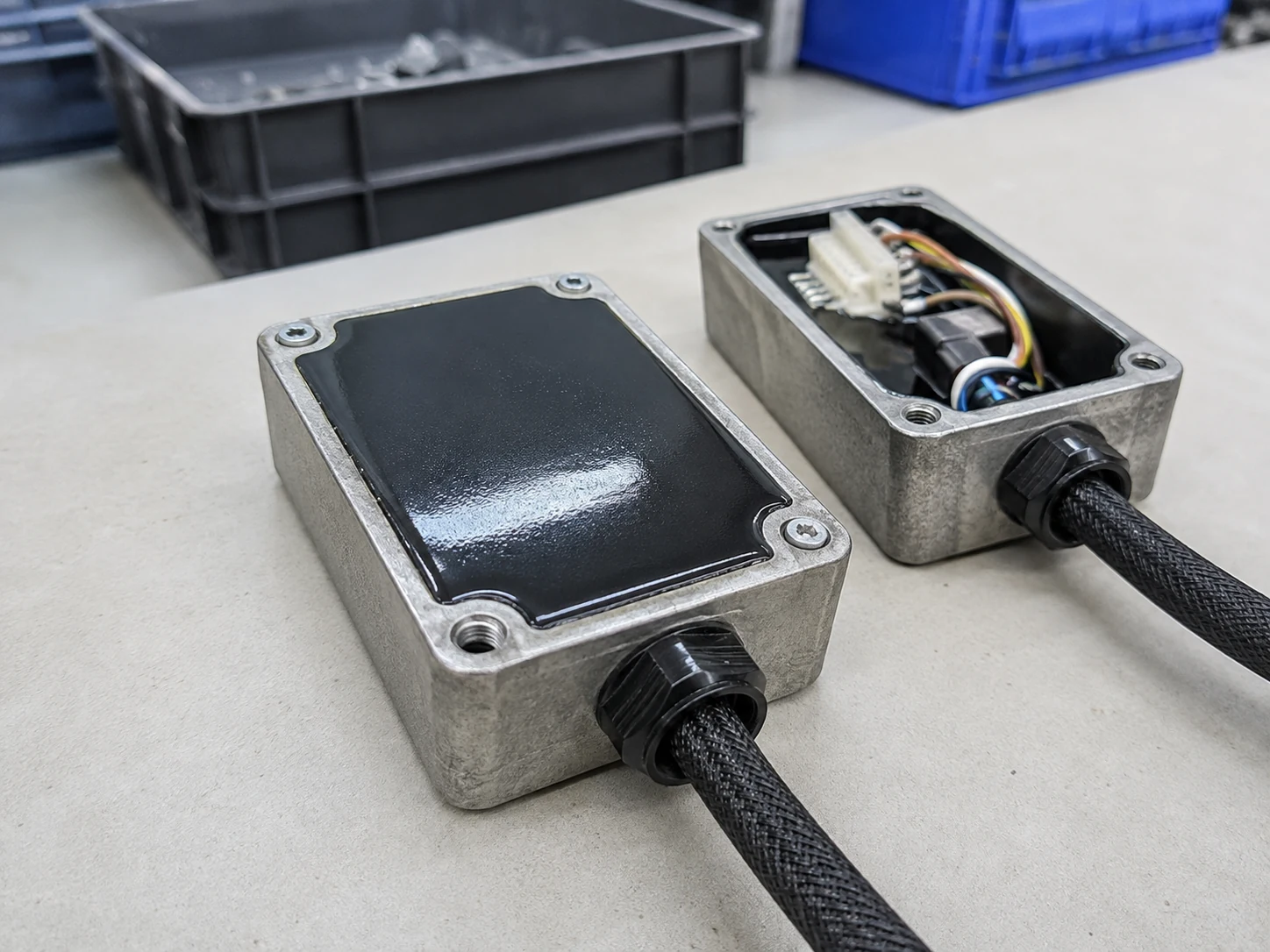 Detalle de conjunto encapsulado junto a caja abierta con cableado interno