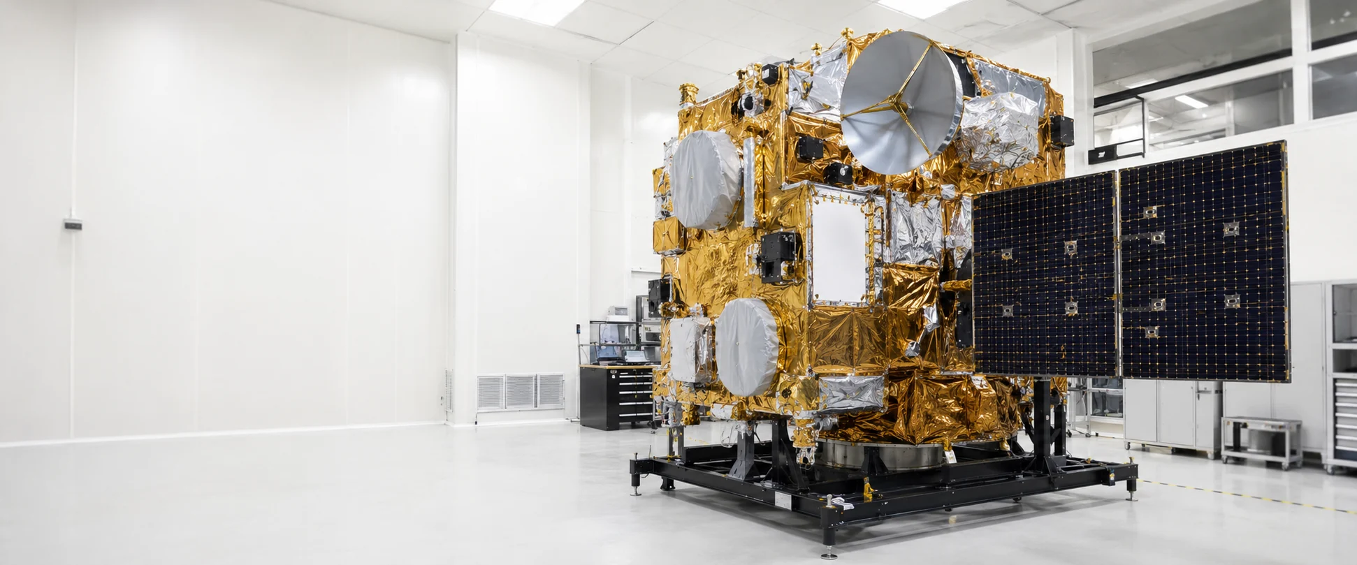 Satélite completo visto en una instalación de integración