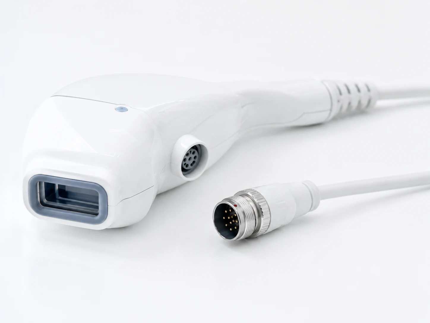 Aplicador de equipo médico-estético con conector multipolo de precisión